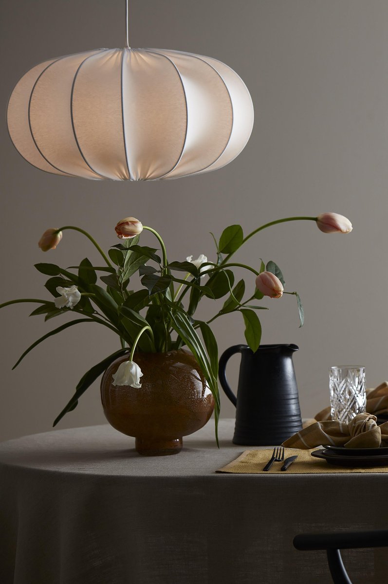 Dalia Skærm Ekskl. Ophæng Ø50 Hvid loftslampe Fra PR Home - Dalia tagsk&aelig;rm er en del af en serie af sk&aelig;rme i forskellige st&oslash;rrelser og former bekl&aelig;dt med hvidt jerseystof.