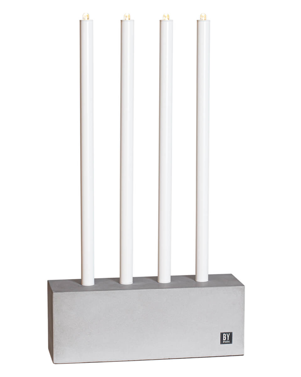 Raw Light Grå Fra By Rydéns - Med en h&oslash;jde p&aring; 55,5 cm og en l&aelig;ngde p&aring; 32 cm bliver Raw Light en i&oslash;jnefaldende lampe i ethvert rum, hvad enten det er en moderne lejlighed eller en industriel hems.