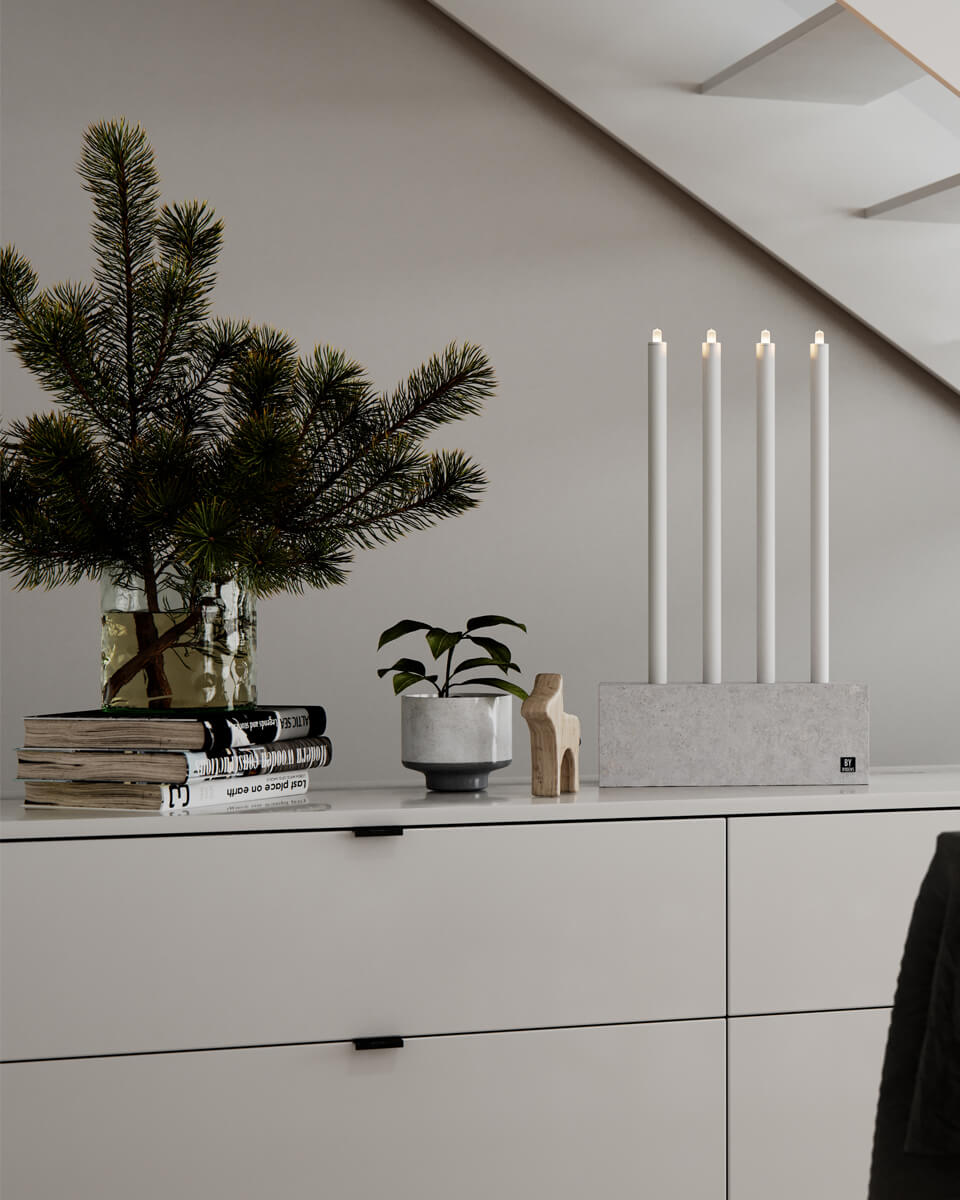 Raw Light Grå Fra By Rydéns - Med en h&oslash;jde p&aring; 55,5 cm og en l&aelig;ngde p&aring; 32 cm bliver Raw Light en i&oslash;jnefaldende lampe i ethvert rum, hvad enten det er en moderne lejlighed eller en industriel hems.