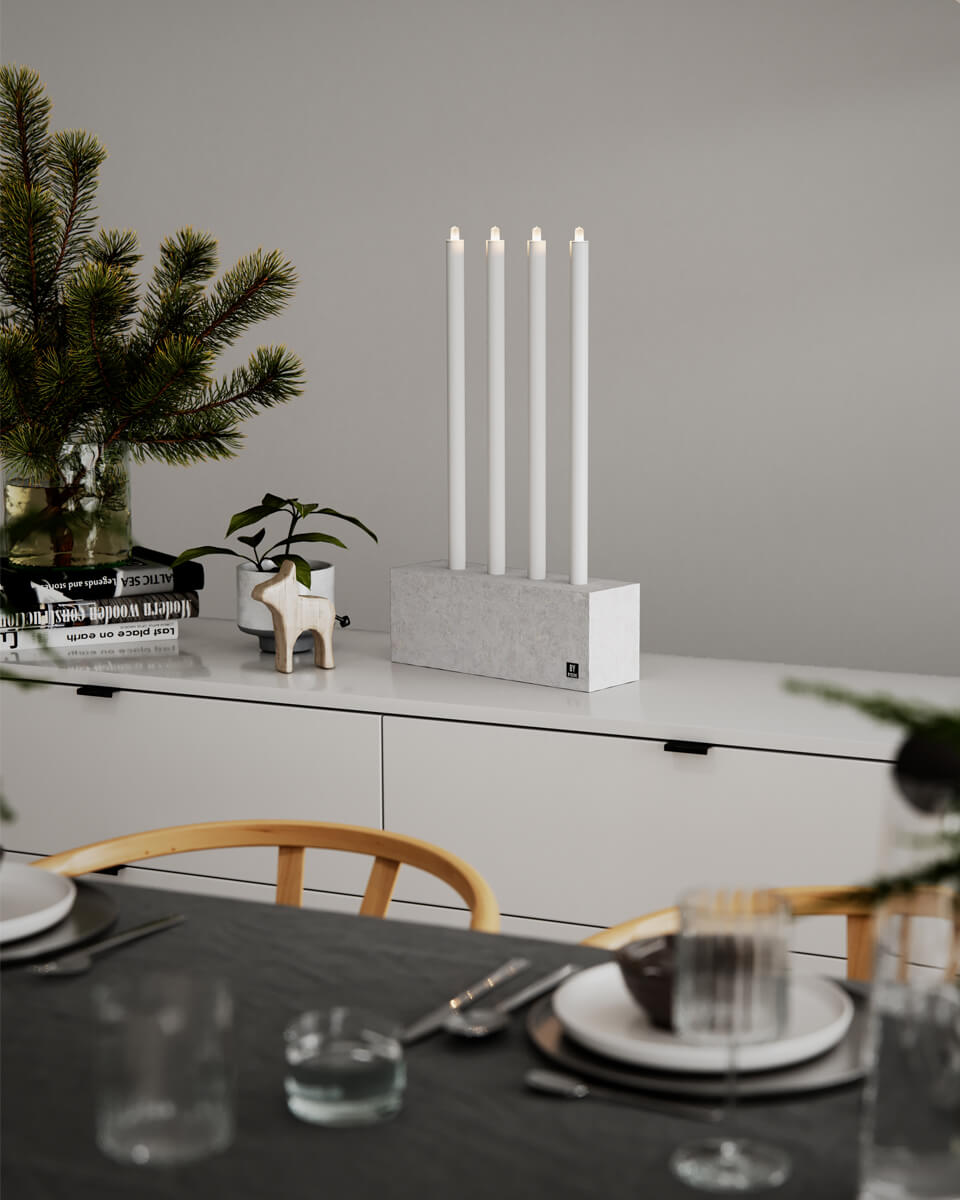 Raw Light Grå Fra By Rydéns - Med en h&oslash;jde p&aring; 55,5 cm og en l&aelig;ngde p&aring; 32 cm bliver Raw Light en i&oslash;jnefaldende lampe i ethvert rum, hvad enten det er en moderne lejlighed eller en industriel hems.