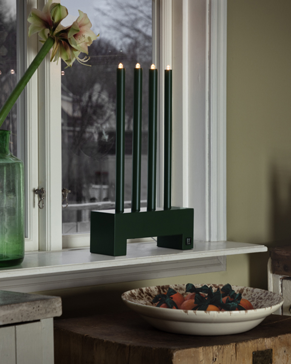 Twinkle Mørkegrøn Fra By Rydéns - Med en h&oslash;jde p&aring; 50 cm og en l&aelig;ngde p&aring; 30 cm lysestage vil Twinkle tiltr&aelig;kke opm&aelig;rksomhed i ethvert milj&oslash;.