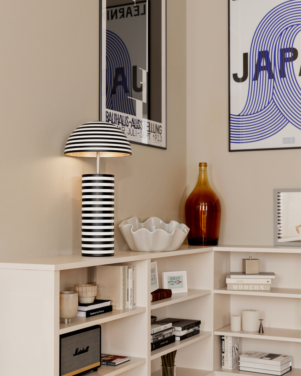 Stripe 50cm Sort og hvid bordlampe Fra By Rydéns - Stripe er en moderne og dekorativ bordlampe designet af Lena Nyholm.