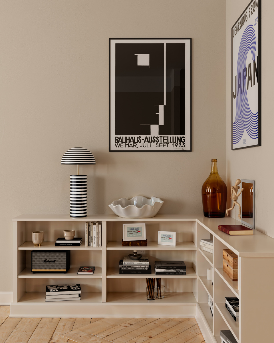 Stripe 50cm Sort og hvid bordlampe Fra By Rydéns - Stripe er en moderne og dekorativ bordlampe designet af Lena Nyholm.