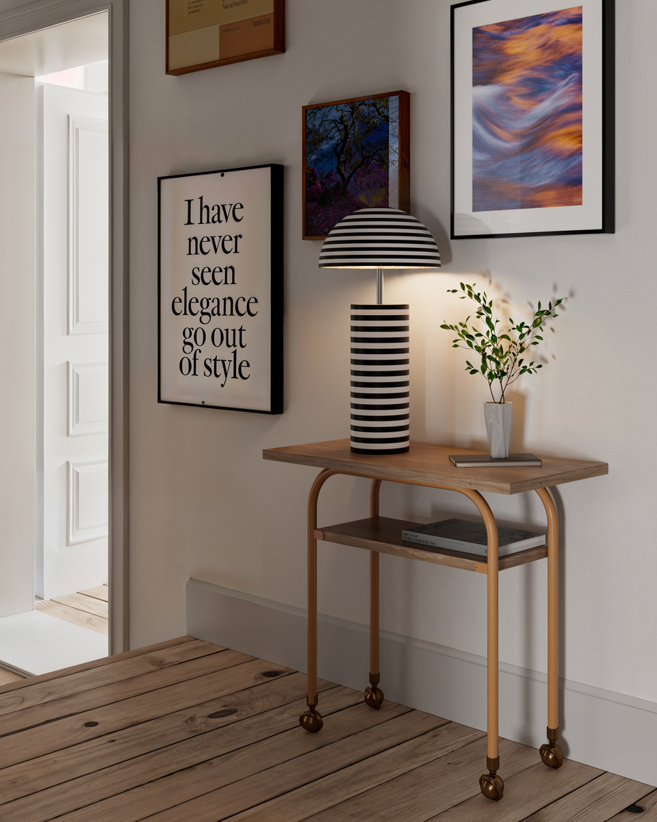 Stripe 50cm Sort og hvid bordlampe Fra By Rydéns - Stripe er en moderne og dekorativ bordlampe designet af Lena Nyholm.