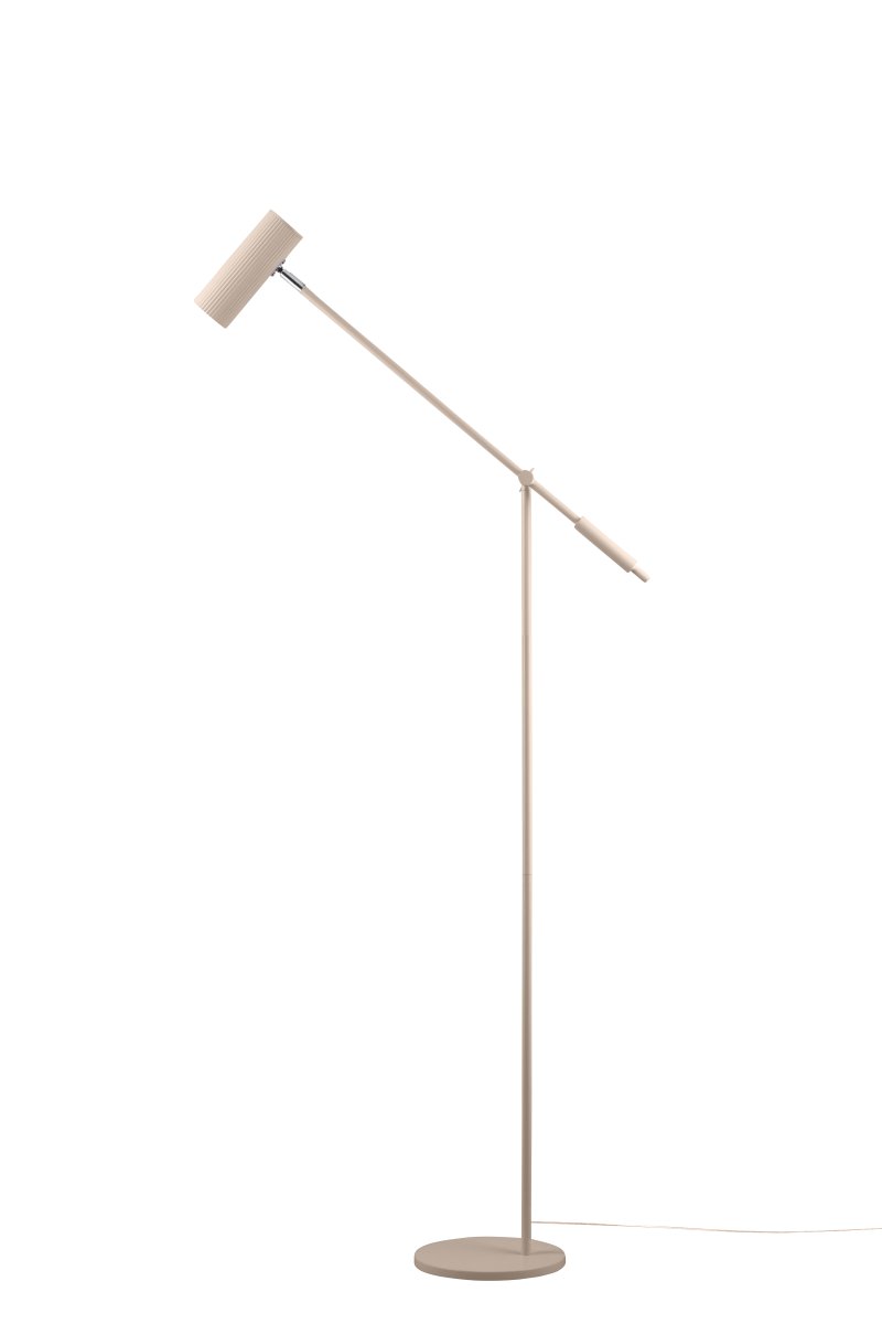 Hubble Read Beige gulvlampe Fra Globen Lighting - Hubble Read er en elegant gulvlampe med ribbet net og en justerbar sk&aelig;rm, der giver dig mulighed for at rette lyset i den &oslash;nskede position.