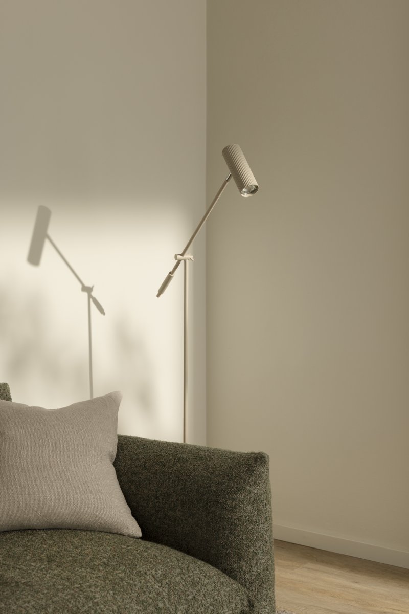 Hubble Read Beige gulvlampe Fra Globen Lighting - Hubble Read er en elegant gulvlampe med ribbet net og en justerbar sk&aelig;rm, der giver dig mulighed for at rette lyset i den &oslash;nskede position.
