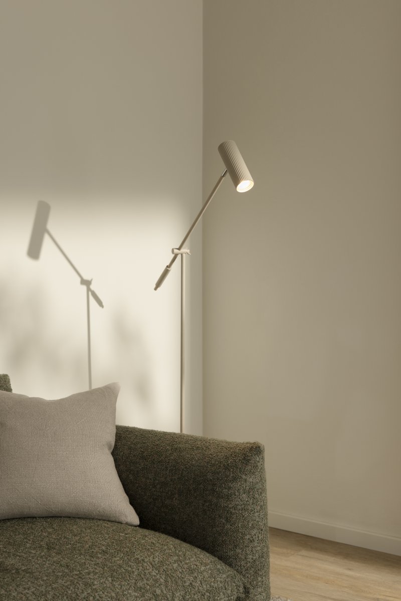 Hubble Read Beige gulvlampe Fra Globen Lighting - Hubble Read er en elegant gulvlampe med ribbet net og en justerbar sk&aelig;rm, der giver dig mulighed for at rette lyset i den &oslash;nskede position.