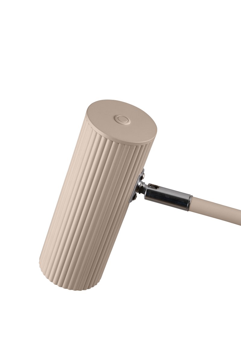 Hubble Read Beige gulvlampe Fra Globen Lighting - Hubble Read er en elegant gulvlampe med ribbet net og en justerbar sk&aelig;rm, der giver dig mulighed for at rette lyset i den &oslash;nskede position.