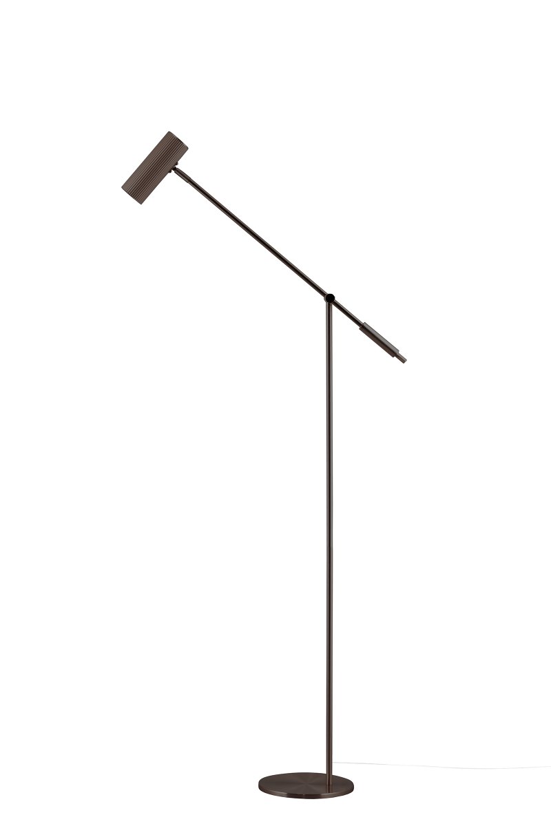 Hubble Read Bronze gulvlampe Fra Globen Lighting - En praktisk berøringsknap på skærmen gør Hubble Read nem at tænde og slukke.