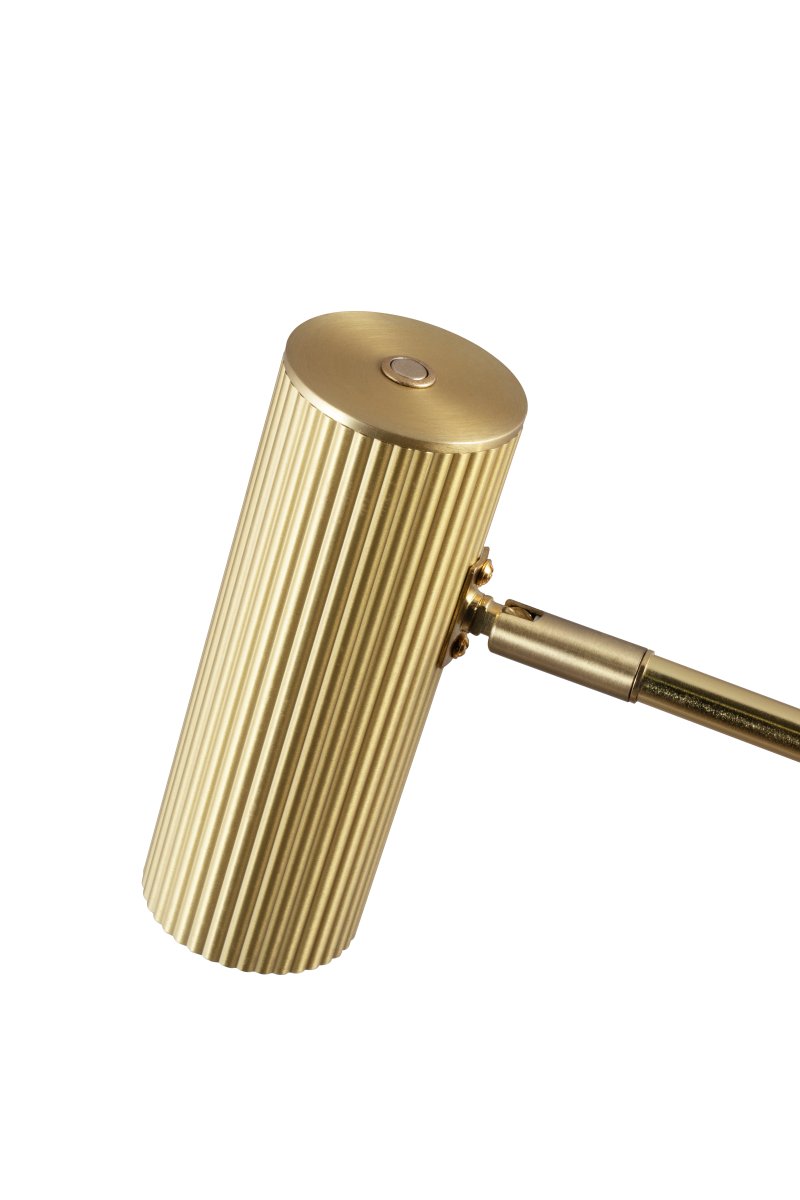 Hubble Read Børstet messing gulvlampe Fra Globen Lighting - Hubble Read er en elegant gulvlampe med en ribbet, netformet og vipbar skærm, der giver dig mulighed for at rette lyset til den ønskede position.