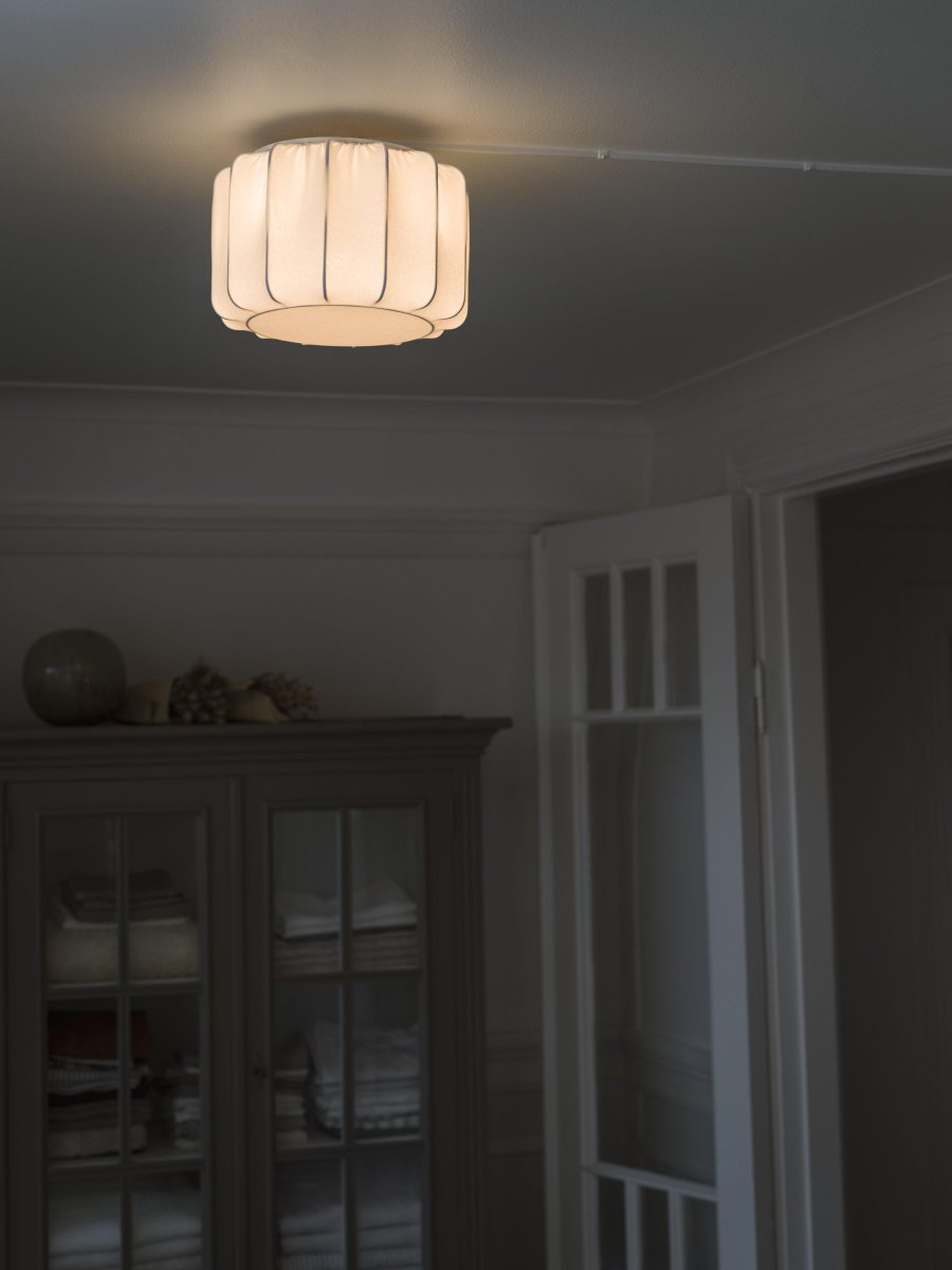 Iris Ø30 Hvid plafond Fra PR Home - Iris plafond er en del af en serie af sk&aelig;rme i forskellige st&oslash;rrelser og former d&aelig;kket af hvidt jerseystof.