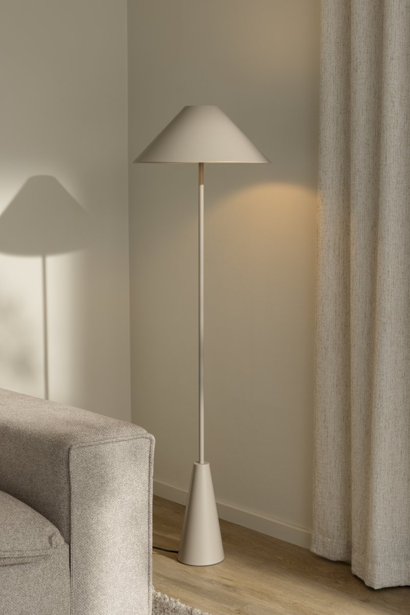 Cannes Beige gulvlampe Fra Globen Lighting - Cannes gulvlampen er baseret på en balance af geometriske former i et minimalistisk og stilfuldt design, der passer ind i mange miljøer.