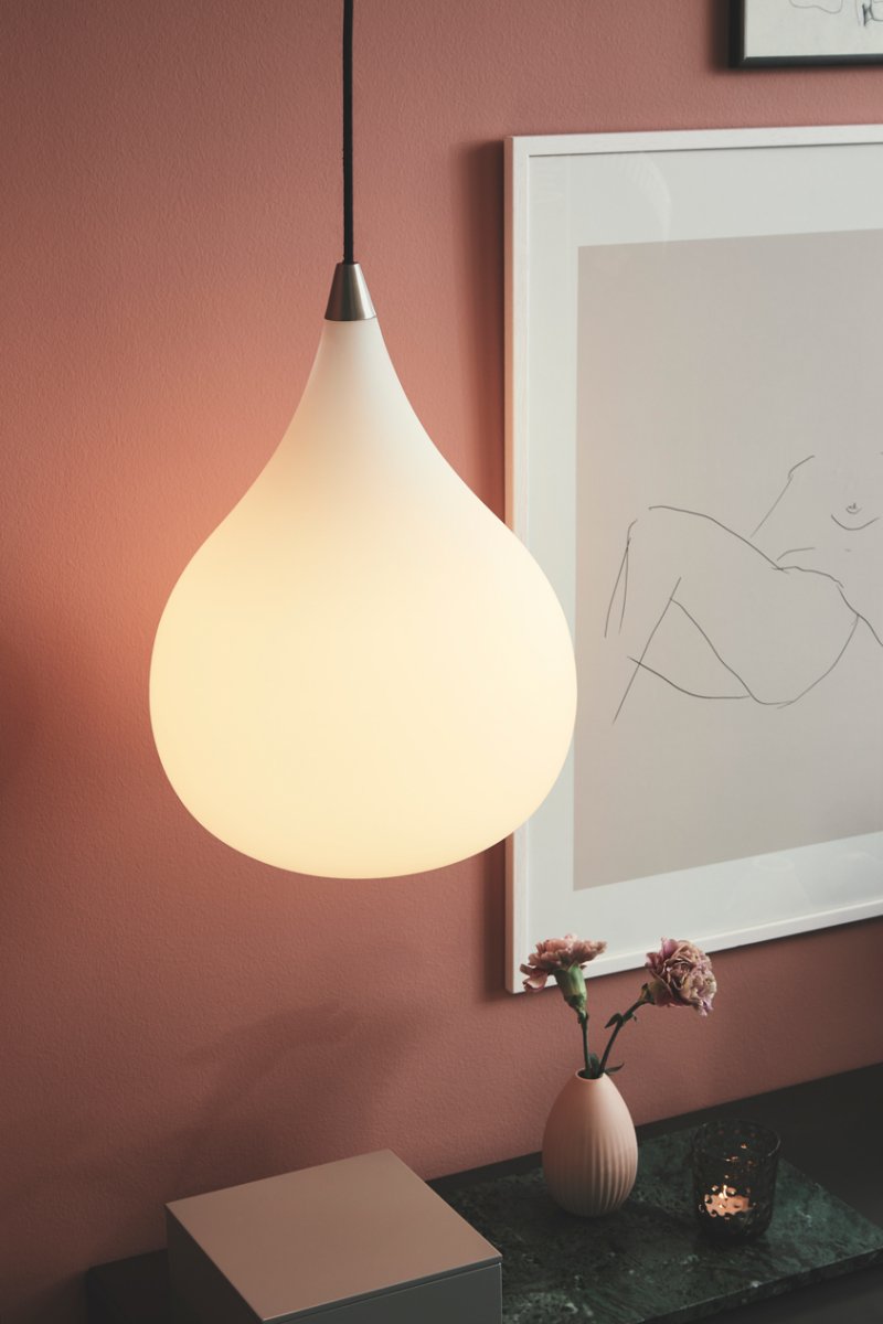 Drops Ø38 Hvid loftslampe Fra Halo Design - Skærmen af mundblæst opalglas skaber en fin lysspredning og i kombination med detaljerne i børstet aluminium bidrager lampen til en behagelig atmosfære i rummet.