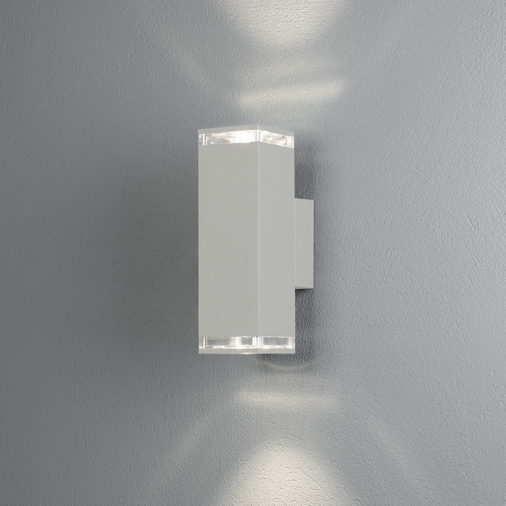 Pollux Hvid udendørslampe Fra Konstsmide - Skab en elegant og moderne belysningsløsning til din facade med denne hvide væglampe, der lyser både op og ned.