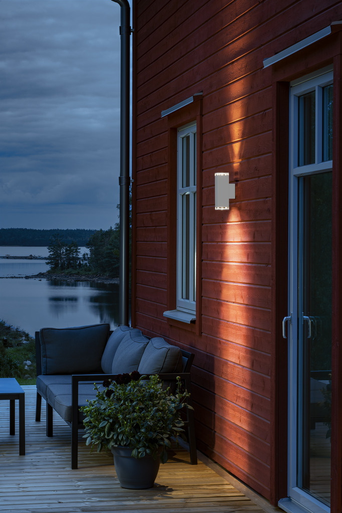 Pollux Hvid udendørslampe Fra Konstsmide - Skab en elegant og moderne belysningsløsning til din facade med denne hvide væglampe, der lyser både op og ned.