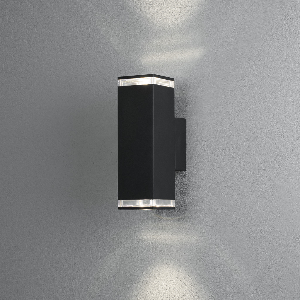 Pollux Sort udendørslampe Fra Konstsmide - Skab en elegant og moderne belysningsløsning til din facade med denne sorte væglampe, der lyser både op og ned.