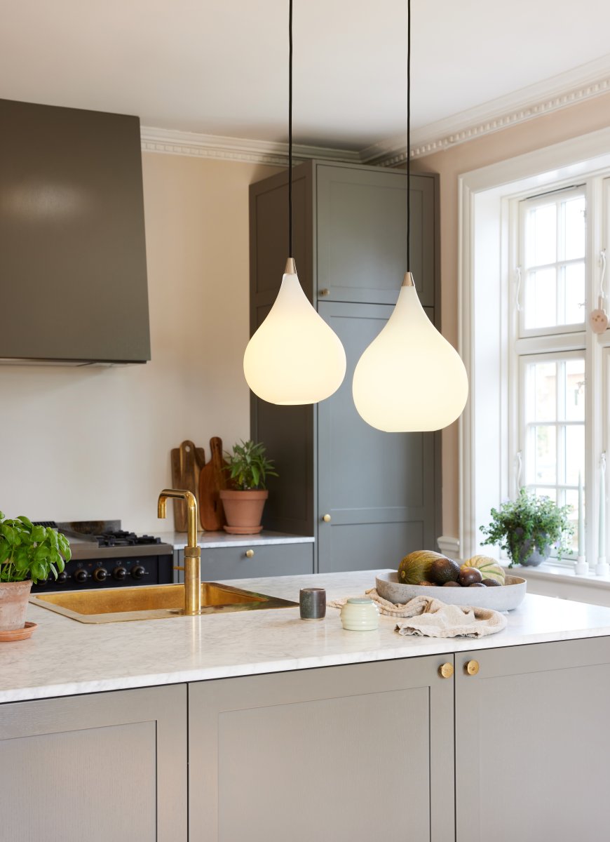 Drops Ø23 Hvid loftslampe Fra Halo Design - Skærmen lavet af mundblæst opalglas skaber en fin lysspredning og i kombination med detaljerne i børstet aluminium bidrager lampen til en hyggelig atmosfære i rummet.
