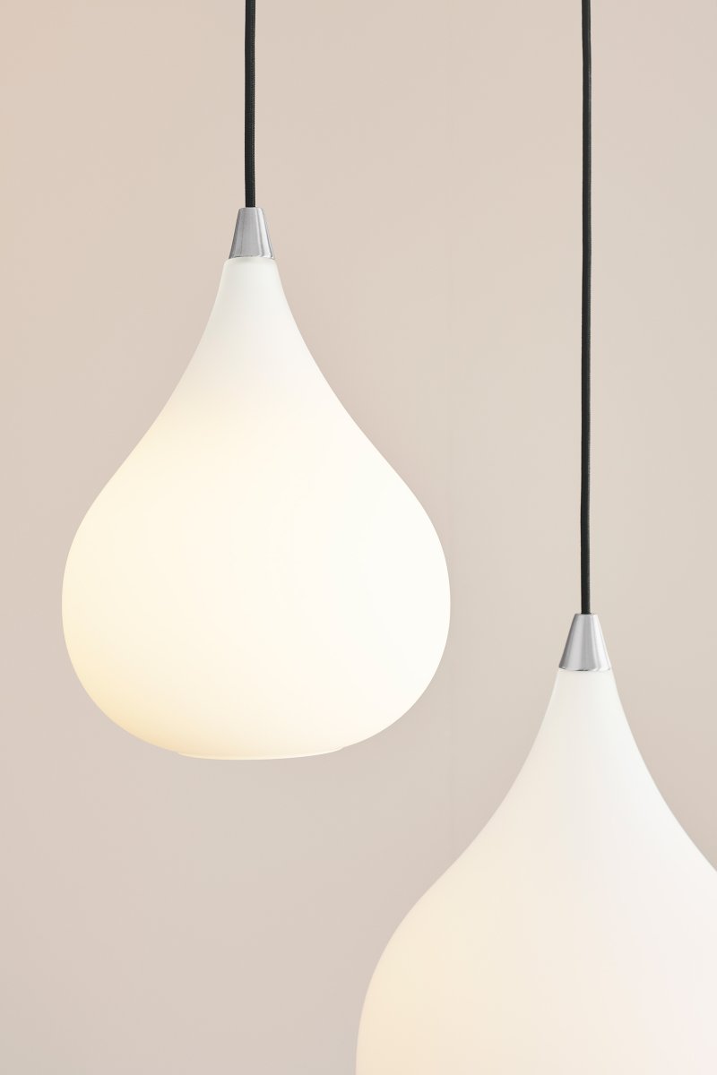 Drops Ø23 Hvid loftslampe Fra Halo Design - Skærmen lavet af mundblæst opalglas skaber en fin lysspredning og i kombination med detaljerne i børstet aluminium bidrager lampen til en hyggelig atmosfære i rummet.