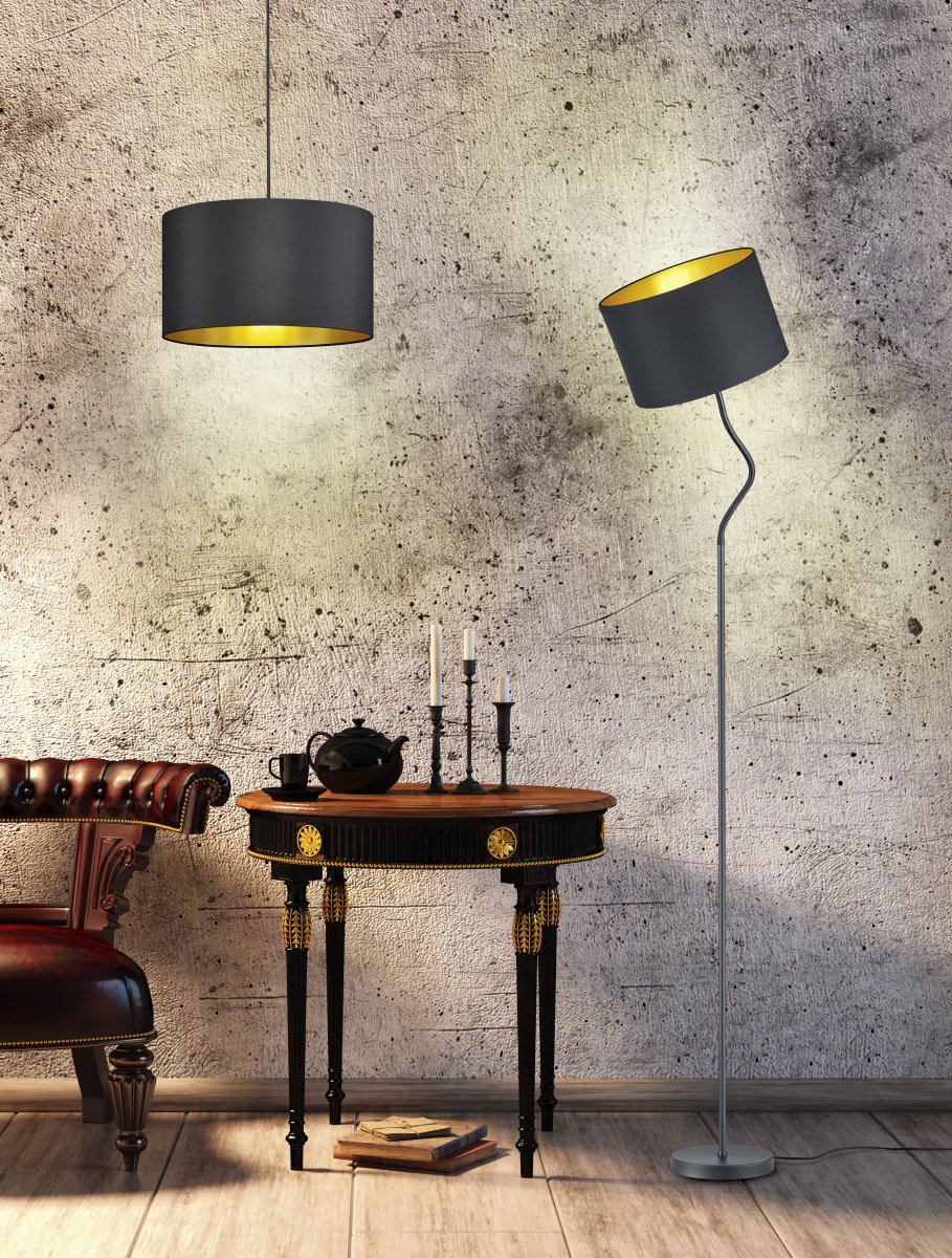 Hostel Sort gulvlampe Fra Trio Lighting - HOSTEL gulvlampen formidler både komfort og et strejf af elegance med sin moderne farveskala.