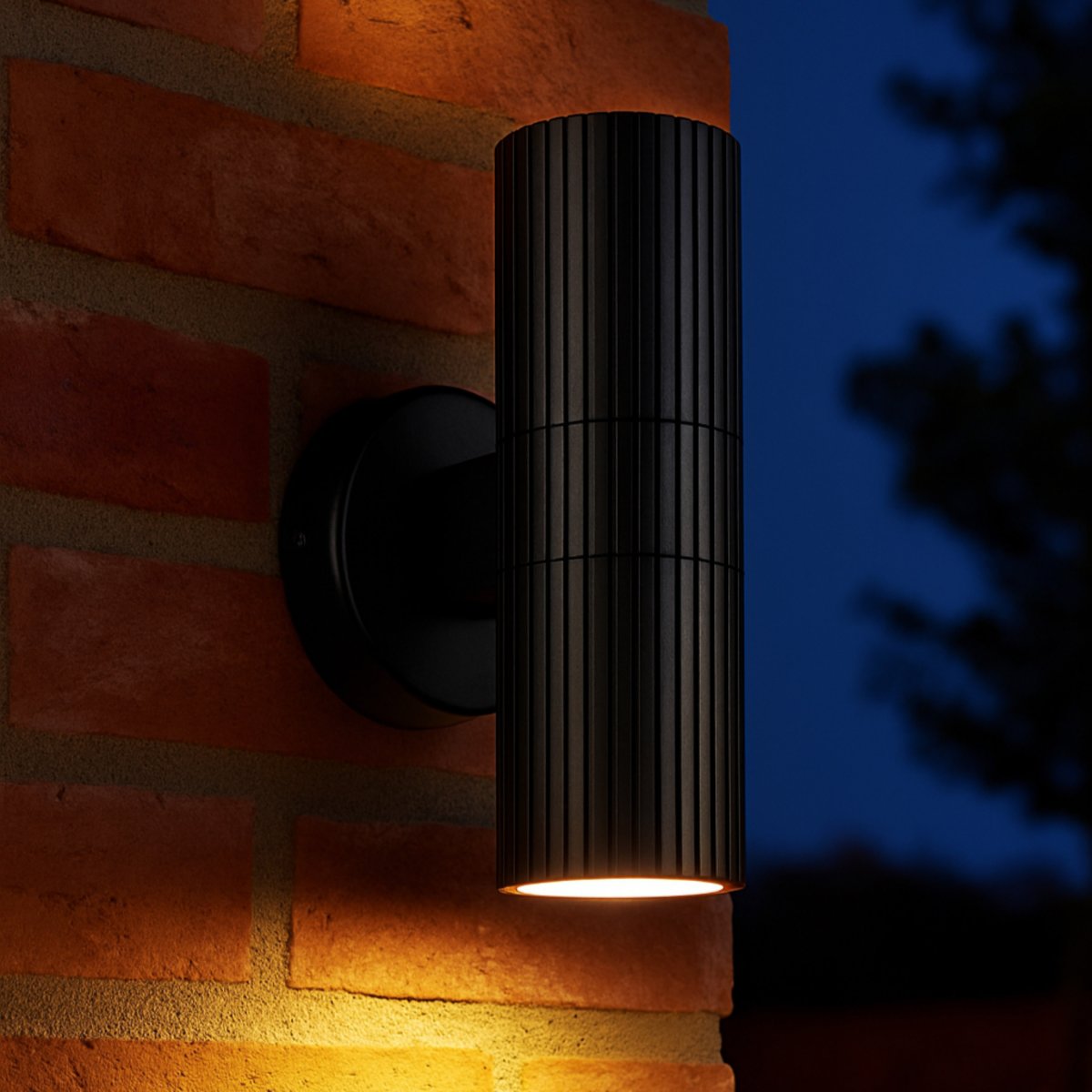 Keola Sort udendørslampe Fra Brilliant - Denne lampe er lavet af slidstærkt metal med en elegant rillet overflade og beskyttelsesglas og giver et stilfuldt udtryk.