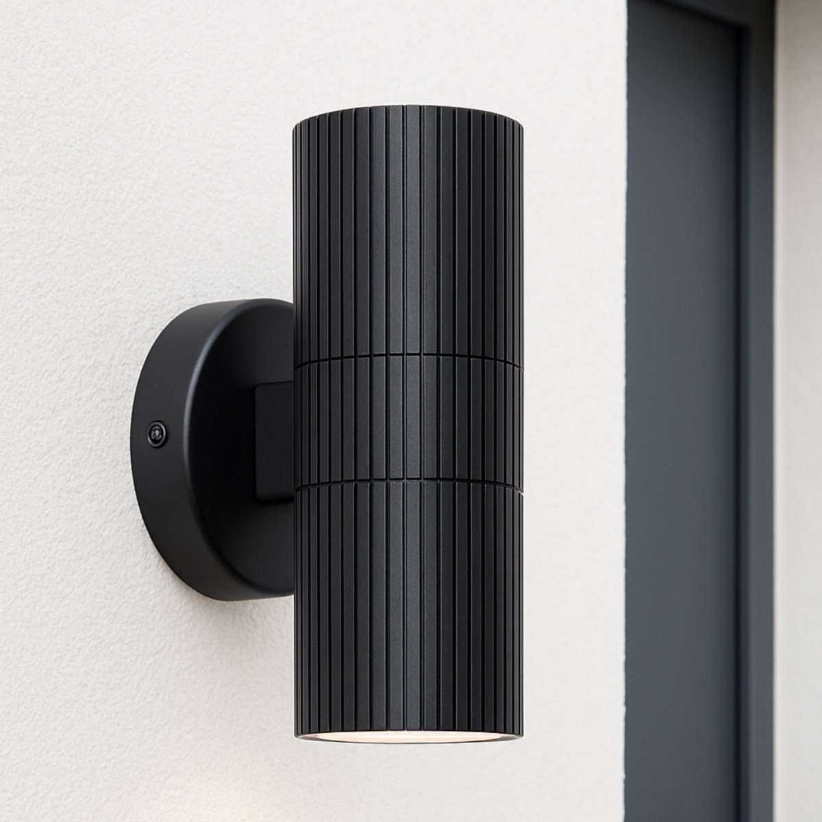 Keola Sort udendørslampe Fra Brilliant - Denne lampe er lavet af slidstærkt metal med en elegant rillet overflade og beskyttelsesglas og giver et stilfuldt udtryk.