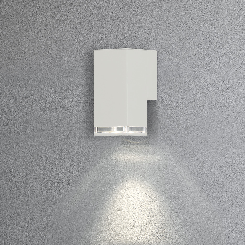 Pollux Hvid udendørslampe Fra Konstsmide - Med sit terningformede design og direkte lys er den ideel til at skabe en sofistikeret atmosfære i entre og gange.