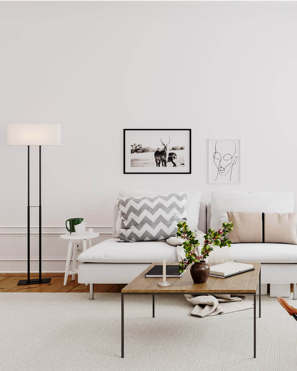 Luton Sort gulvlampe Fra By Rydéns - Den sorte metalbase med den lange stander passer perfekt til den rektangul&aelig;re h&oslash;rsk&aelig;rm i hvid.