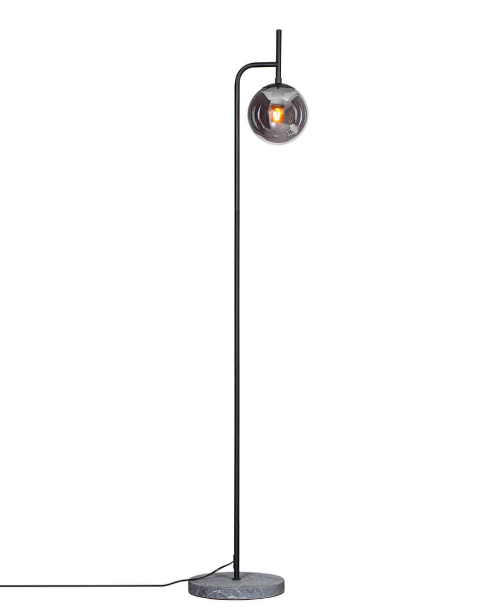 Boyle Sort gulvlampe Fra By Rydéns - Takket v&aelig;re sin blanding af gr&aring; marmor, sort metal og r&oslash;get glas passer Boyle ind i de fleste milj&oslash;er uden at falde i &eacute;t med m&aelig;ngden.