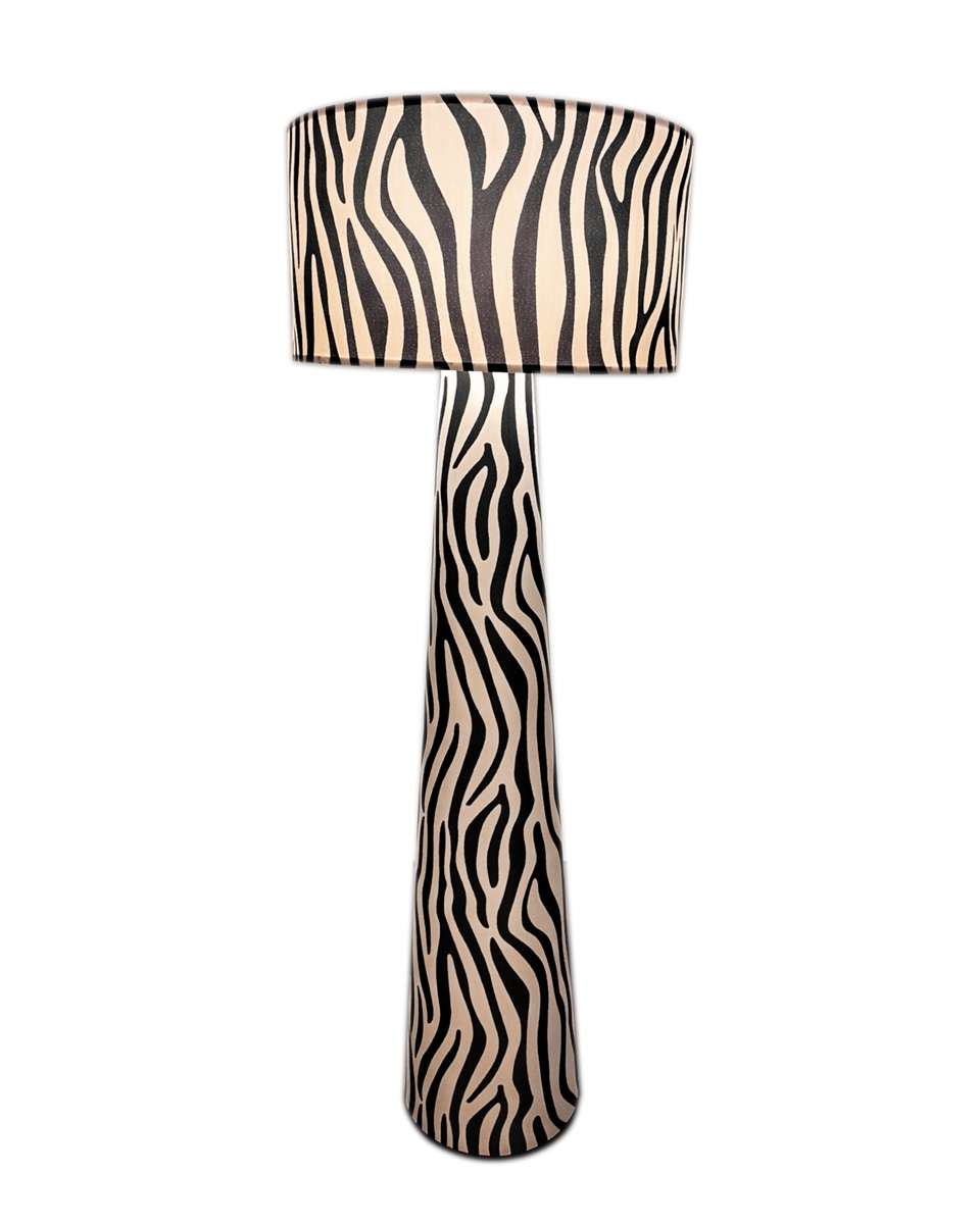 Zany Sort og hvid gulvlampe Fra By Rydéns - Med sin gener&oslash;se sk&aelig;rm p&aring; 50 cm i diameter og sit grafiske dyrem&oslash;nster er Zany Zebra perfekt til dem, der &oslash;nsker at tilf&oslash;je personlighed og attitude til deres hjem.