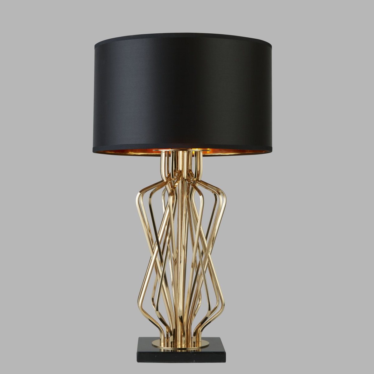 Ethan 72cm Guld bordlampe Fra Searchlight - Det skulpturelle design giver lampen et kunstnerisk udtryk, mens den sorte lampeskærm med gyldent interiør spreder et varmt og blødt skær.