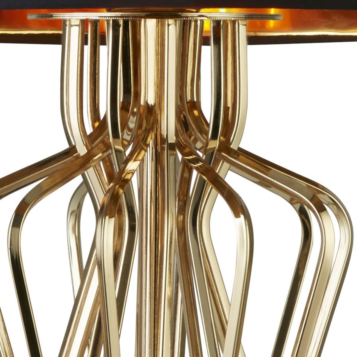 Ethan 72cm Guld bordlampe Fra Searchlight - Det skulpturelle design giver lampen et kunstnerisk udtryk, mens den sorte lampeskærm med gyldent interiør spreder et varmt og blødt skær.