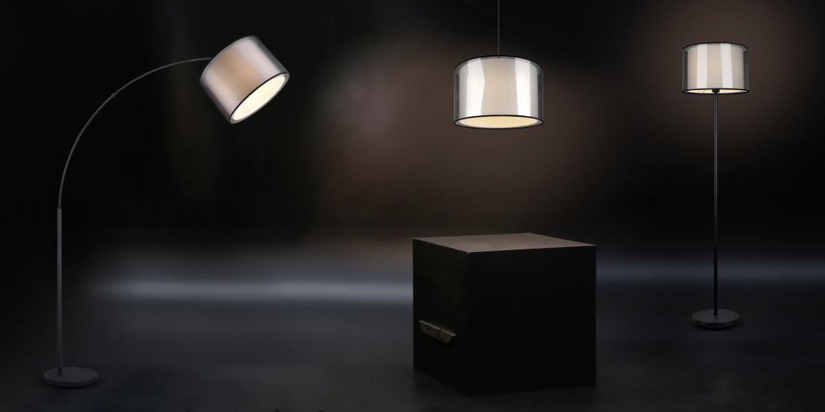 Burton Sort gulvlampe Fra Trio Lighting - Den moderne kombination af en indvendig hvid stofskærm og en udvendig gennemsigtig sort plastikskærm ser både individuel og forfriskende ud og kan integreres i moderne livsstil ved; mange måder.