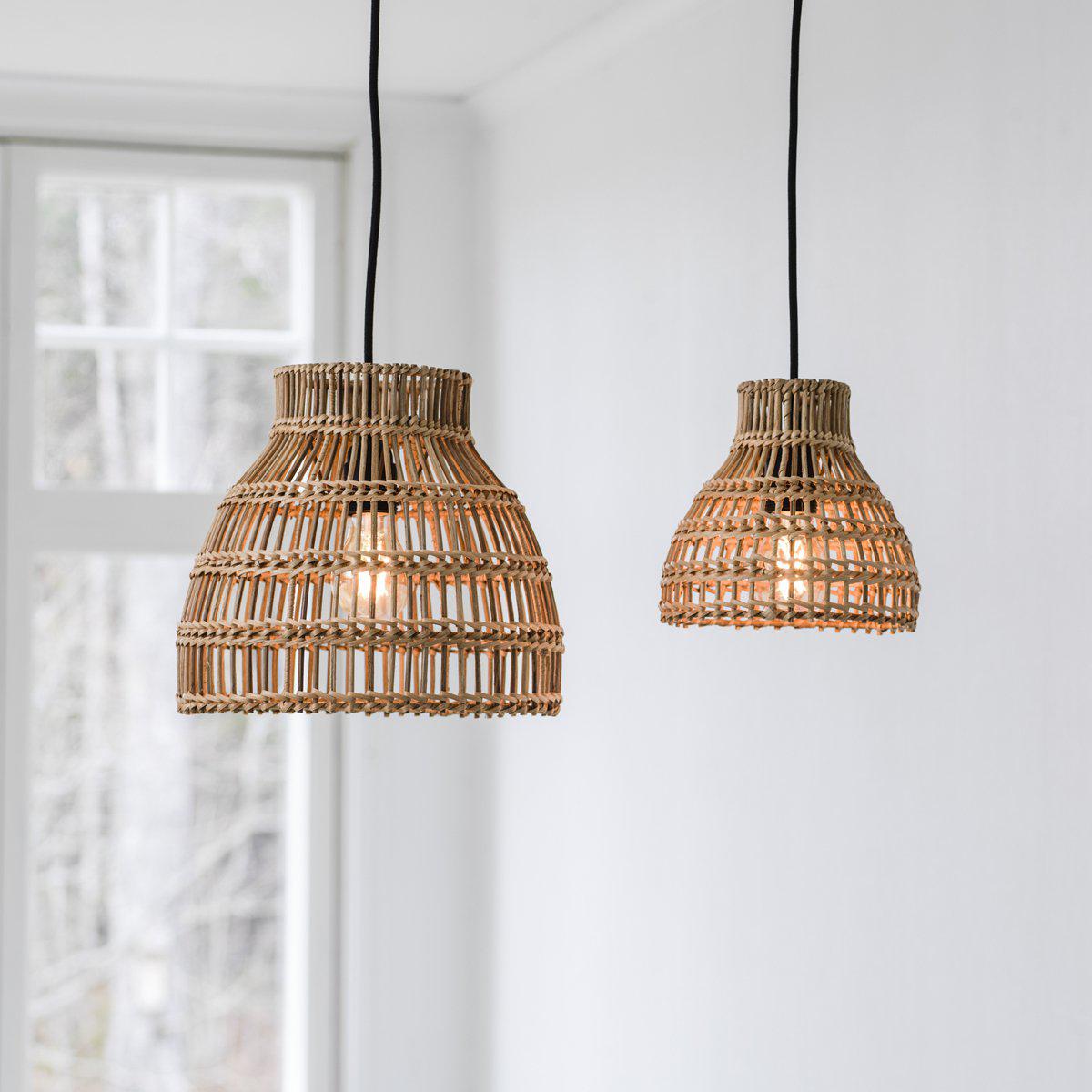 Sarah Ø27 Natur loftslampe Fra PR Home - Da det er et naturmateriale, trives det bedst under tag, i et glasrum eller indend&oslash;rs.