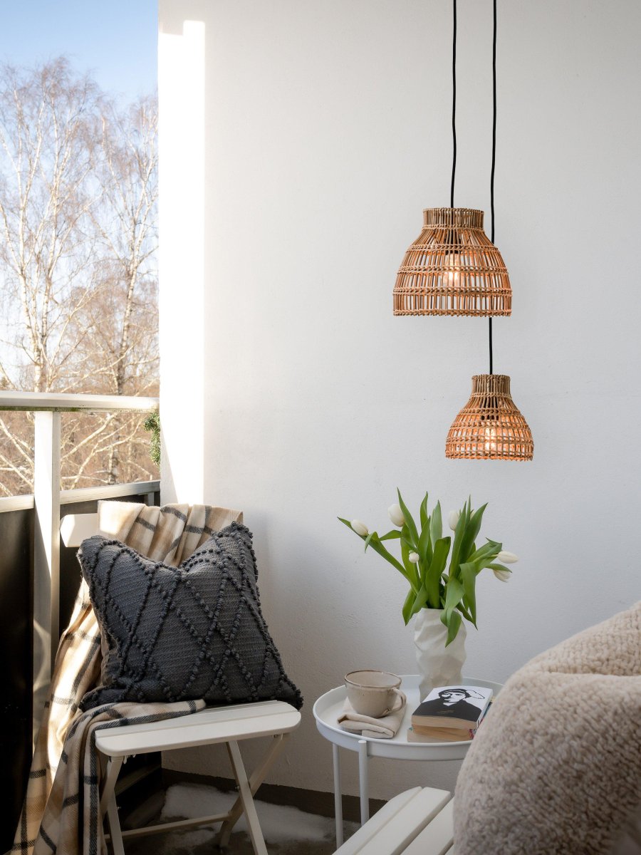 Sarah Ø27 Natur loftslampe Fra PR Home - Da det er et naturmateriale, trives det bedst under tag, i et glasrum eller indend&oslash;rs.