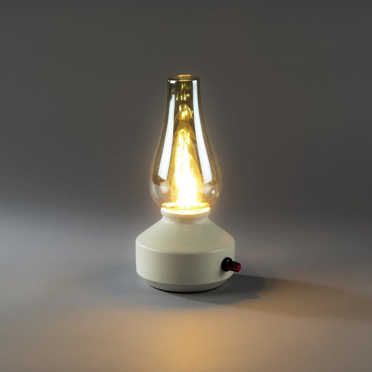 Genopladelig bordlampe 25cm Hvid bærbar Fra Konstsmide - Lampen er lavet af metal og glas med en hvid lampebase og en praktisk lysdæmper, der gør det nemt at justere det varme hvide, atmosfæriske lys.