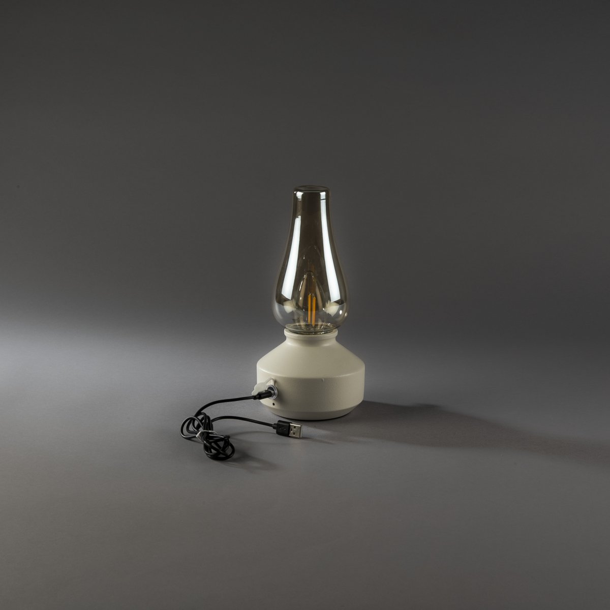 Genopladelig bordlampe 25cm Hvid bærbar Fra Konstsmide - Lampen er lavet af metal og glas med en hvid lampebase og en praktisk lysdæmper, der gør det nemt at justere det varme hvide, atmosfæriske lys.