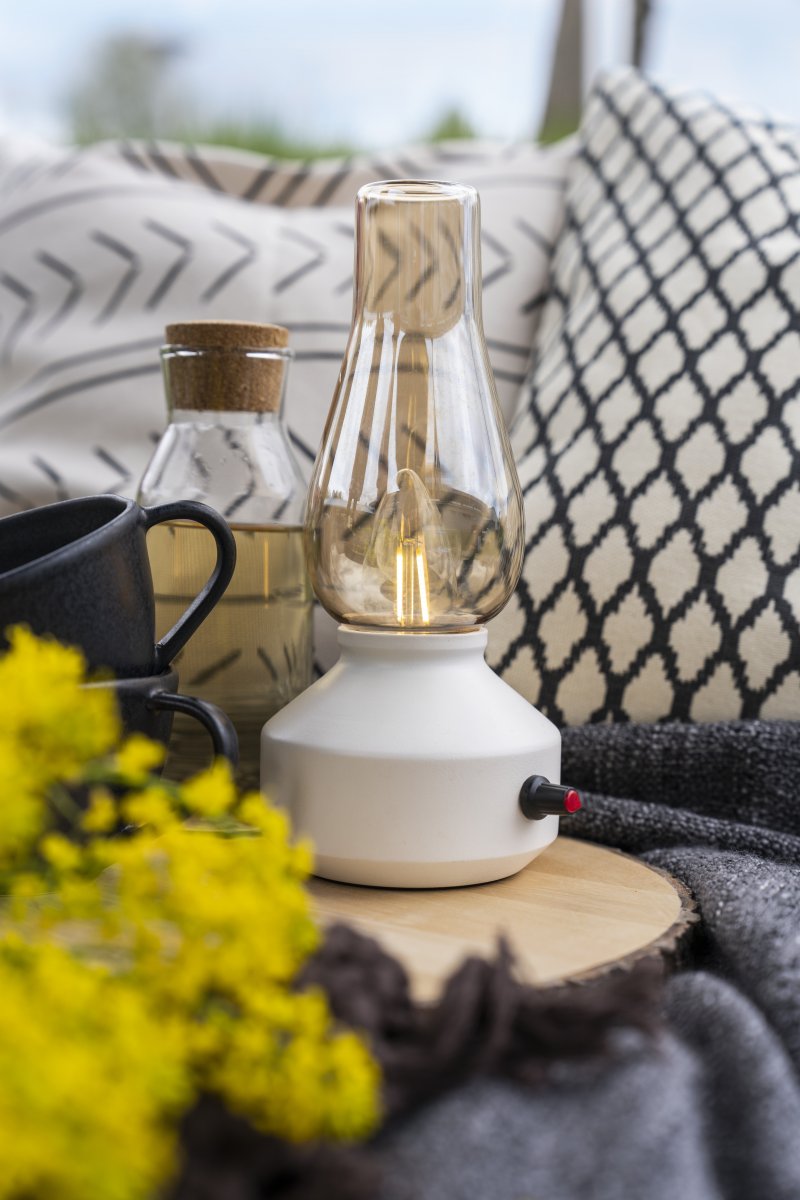 Genopladelig bordlampe 25cm Hvid bærbar Fra Konstsmide - Lampen er lavet af metal og glas med en hvid lampebase og en praktisk lysdæmper, der gør det nemt at justere det varme hvide, atmosfæriske lys.