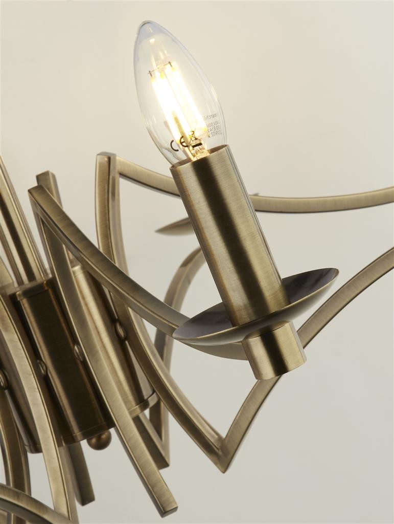 Ascot Ø72 Antik messing loftslampe Fra Searchlight - Med en generøs diameter på 72 cm og i alt 8 lampeholdere giver den en kraftfuld og jævn belysning.