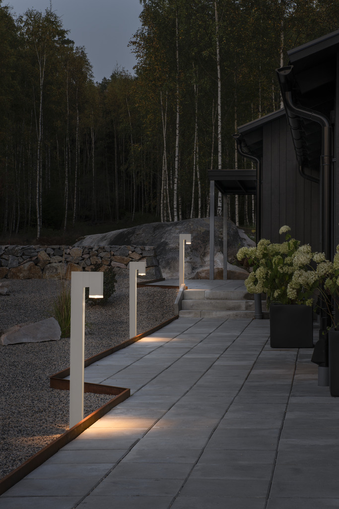 Pollux 100cm Hvid pullerter Fra Konstsmide - Med sit minimalistiske design og nedadrettede lys skaber den stilfuld og stemningsfuld belysning langs gange, terrasser eller i havens bede.