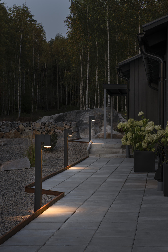 Pollux 100cm Sort pullerter Fra Konstsmide - Med sit minimalistiske design og nedadrettede lys skaber den stilfuld og stemningsfuld belysning langs gange, terrasser eller i havens bede.