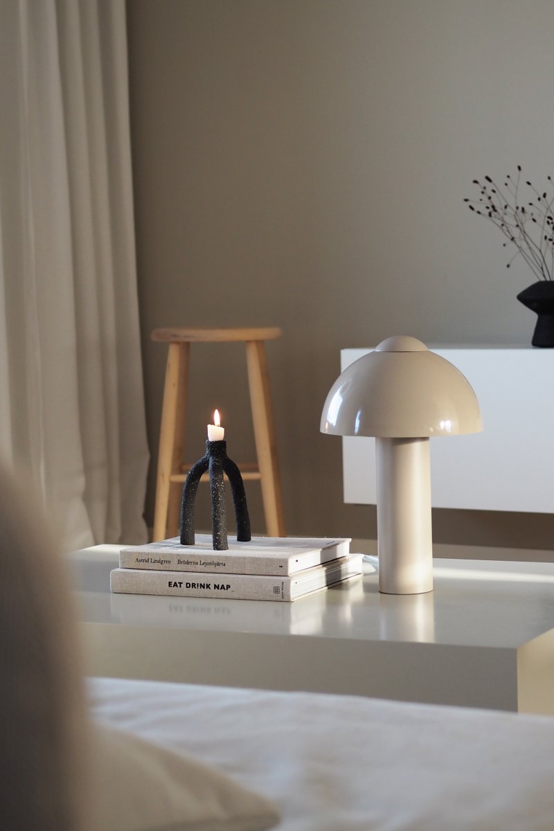Buddy 36cm Sand bordlampe Fra Globen Lighting - Buddy har et nedadrettet og behageligt lys.