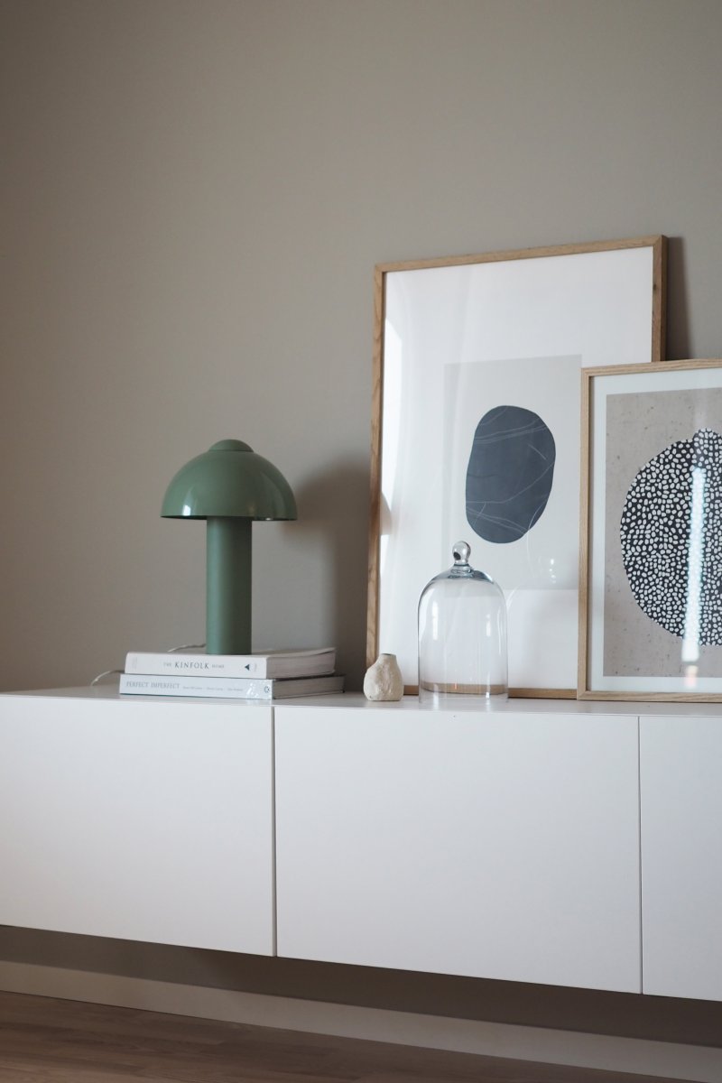 Buddy 36cm Grøn bordlampe Fra Globen Lighting - Den matte lampebase og -top står i kontrast til en højglansskærm.