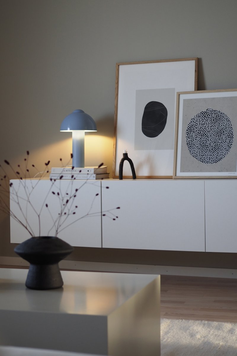 Buddy 36cm Lyseblå bordlampe Fra Globen Lighting - Den matte lampebase og -top står i kontrast til en højglansskærm.