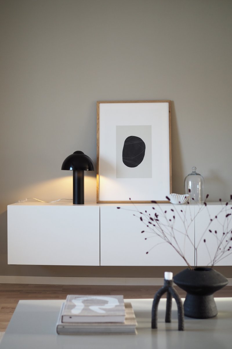 Buddy 36cm Sort bordlampe Fra Globen Lighting - Den matte lampebase og -top st&aring;r i kontrast til en h&oslash;jglanssk&aelig;rm.