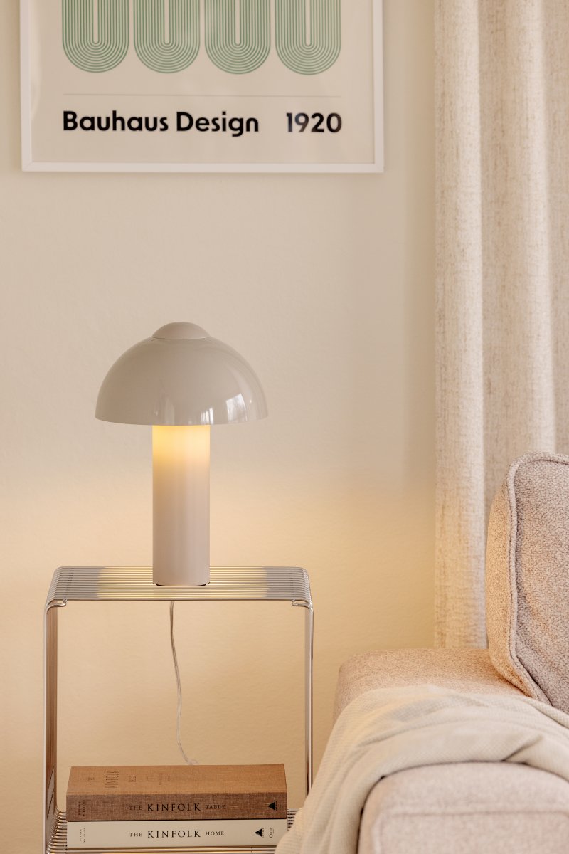 Buddy 36cm Sand bordlampe Fra Globen Lighting - Buddy har et nedadrettet og behageligt lys.