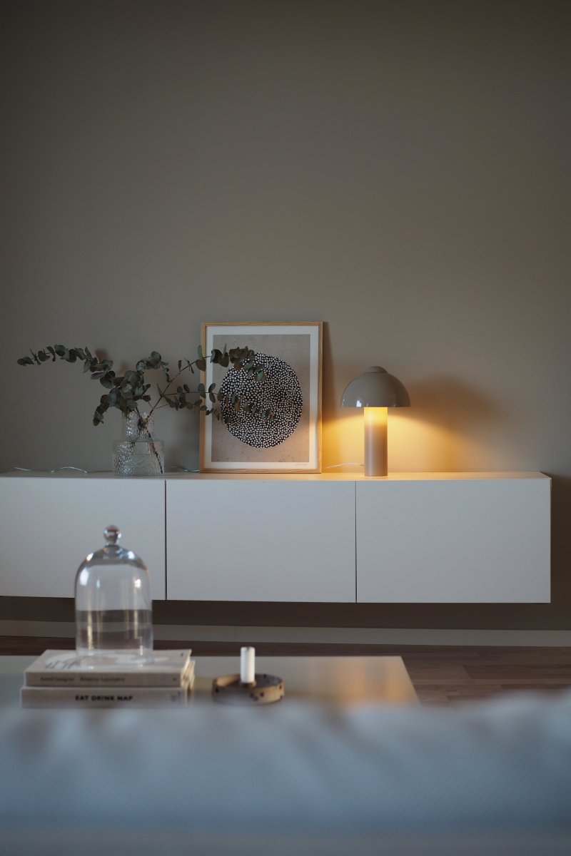 Buddy 36cm Sand bordlampe Fra Globen Lighting - Buddy har et nedadrettet og behageligt lys.