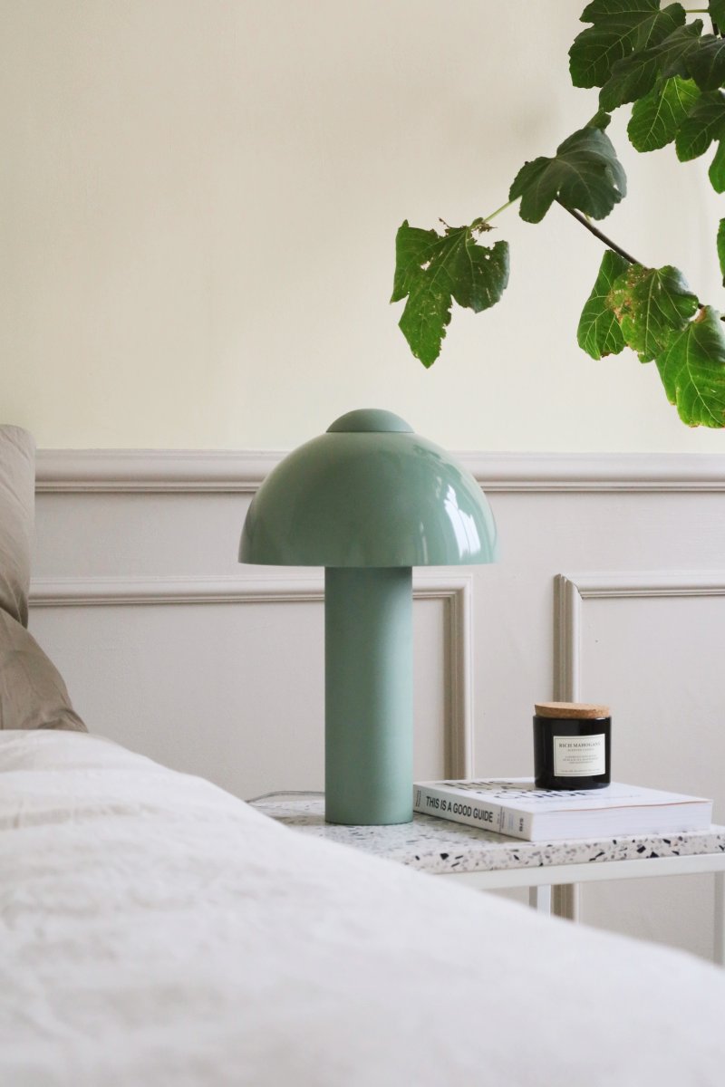 Buddy 36cm Grøn bordlampe Fra Globen Lighting - Den matte lampebase og -top står i kontrast til en højglansskærm.