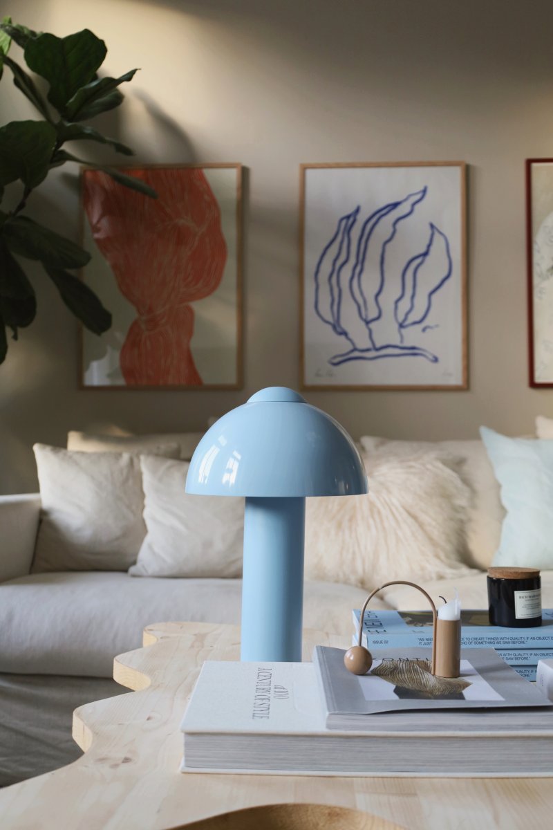 Buddy 36cm Lyseblå bordlampe Fra Globen Lighting - Den matte lampebase og -top står i kontrast til en højglansskærm.