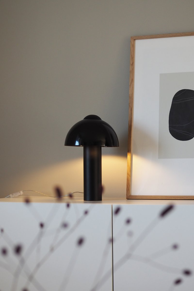 Buddy 36cm Sort bordlampe Fra Globen Lighting - Den matte lampebase og -top st&aring;r i kontrast til en h&oslash;jglanssk&aelig;rm.