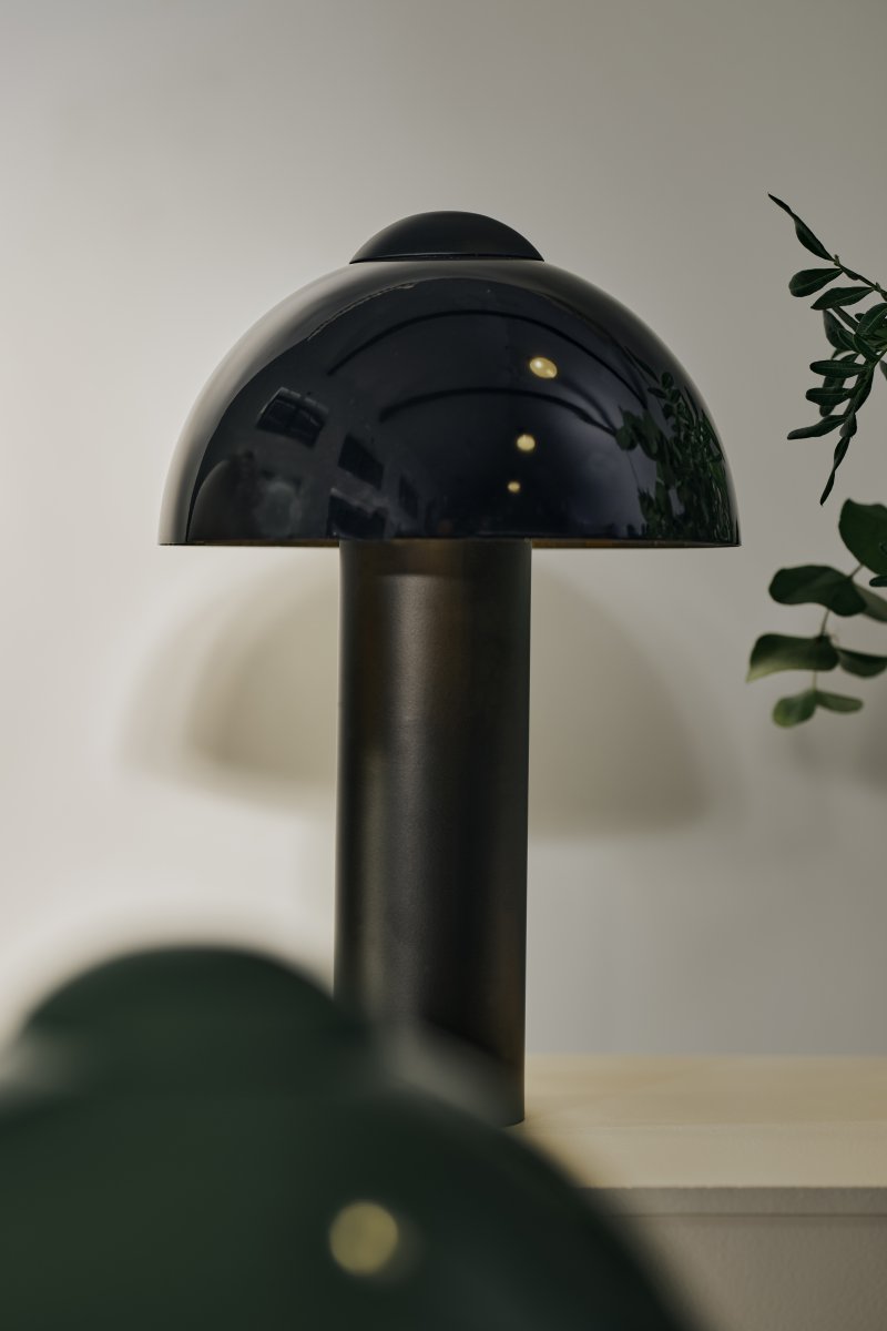 Buddy 36cm Sort bordlampe Fra Globen Lighting - Den matte lampebase og -top st&aring;r i kontrast til en h&oslash;jglanssk&aelig;rm.